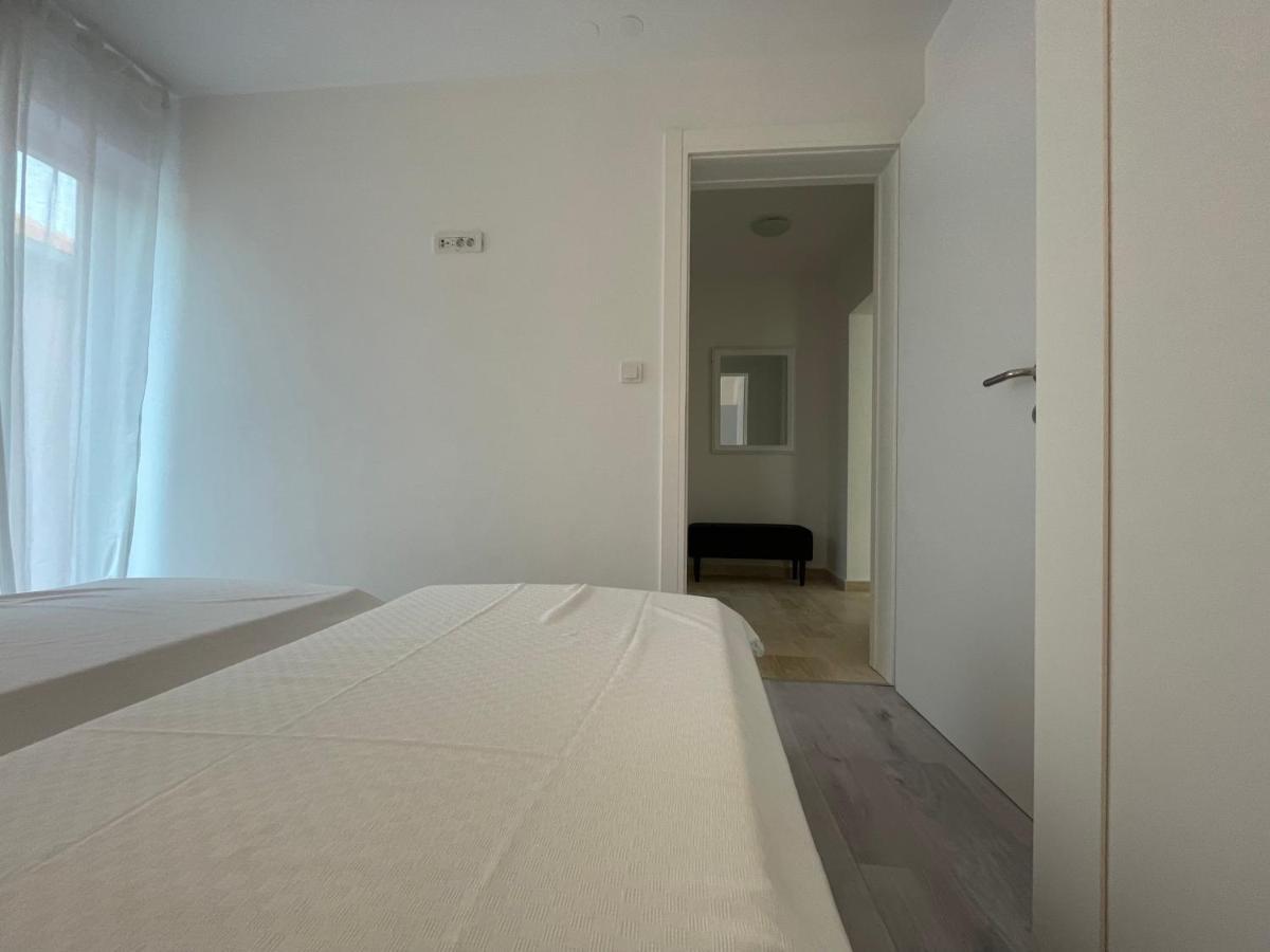 Apartma Regina Regina With Swimming Pool Jezera