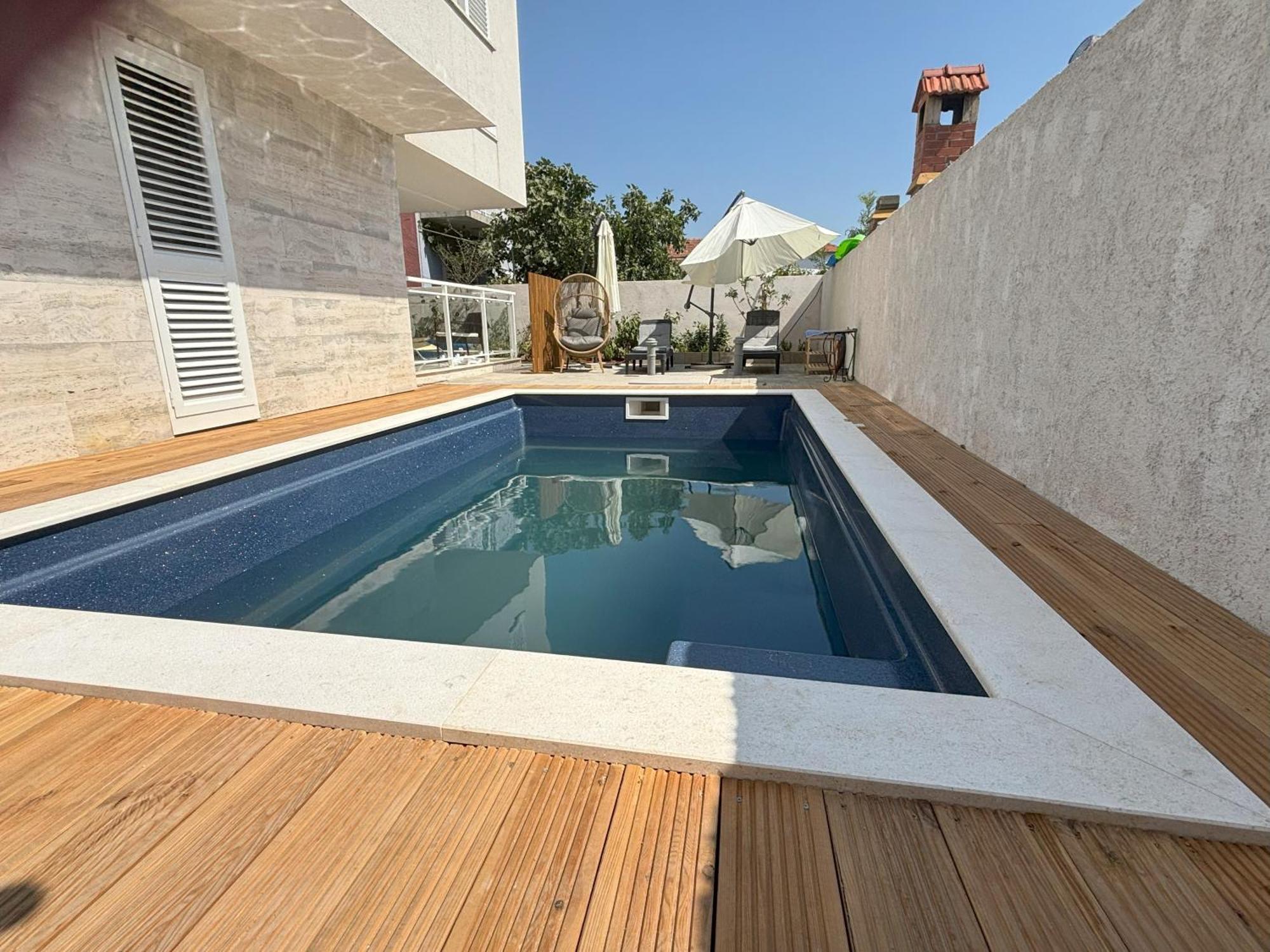 Regina Regina With Swimming Pool Jezera